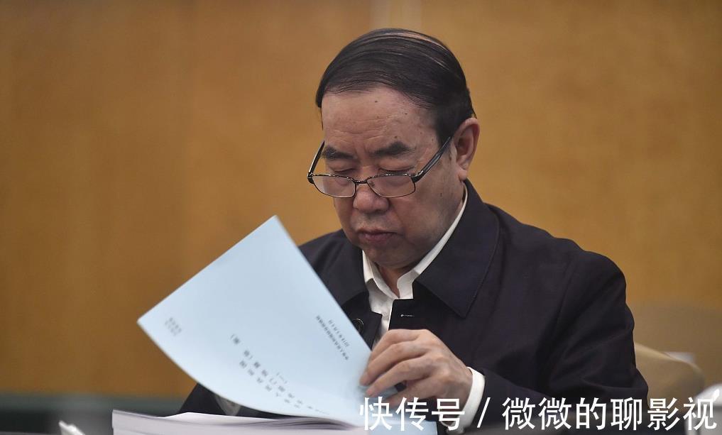 老百姓|贾浅浅的“屎尿屁”诗，发布后引起争议，她的写作水平究竟如何？