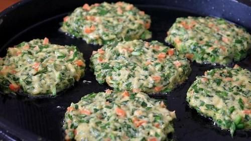 营养|一把韭菜,一碗玉米面,教你1个独特做法,简单又营养,真香