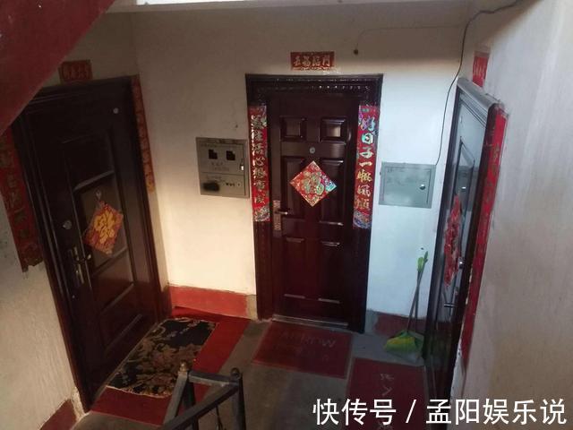 鞋柜|对门邻居不仅把鞋柜放楼道，还砌了2公分地台，当都是自个家呢？