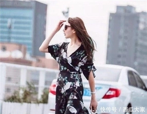 蕾丝|街拍高颜值的小美女,身穿黑色蕾丝,实在甜美