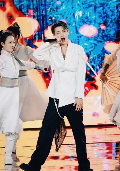 劉雨昕|央視七夕晚會：鳳凰傳奇舞臺驚艷，周深唱腔絕了，王冰冰展現(xiàn)出成熟美