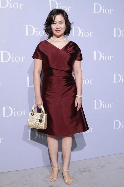 何超琼的贵族气质好浓郁,黑色斗篷裙配阔腿裤优雅端庄,时髦高级