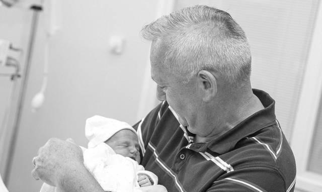 克雷格|母亲苏醒后亲吻被冰冻21天的孩子,将其做成戒指戴在手上