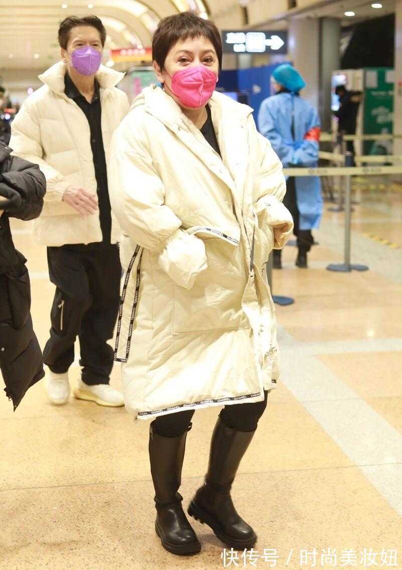 搭配 向太真的太会打扮了,穿“7万”羽绒服配长靴,高级洋气又气质