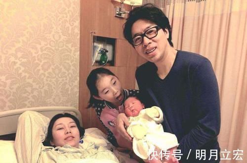 哥哥|45岁妈妈生二胎,大一哥哥被迫开始“带娃”,网友:就当提前练手