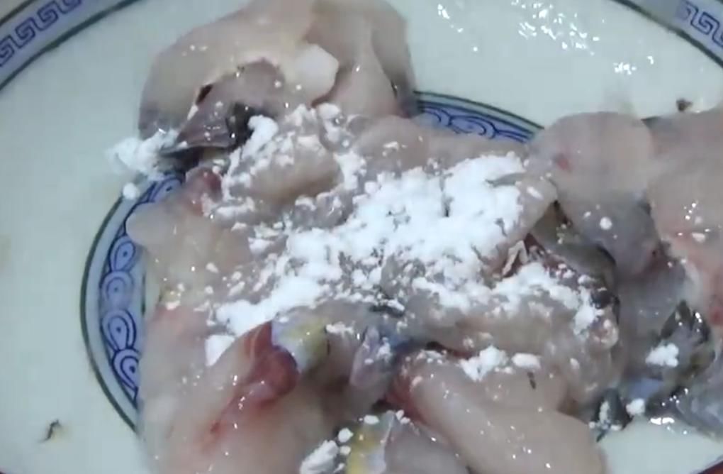 倒入|压轴菜酸菜鱼,咸香适口的鱼肉搭配酸菜,让人胃口大开,吃起来