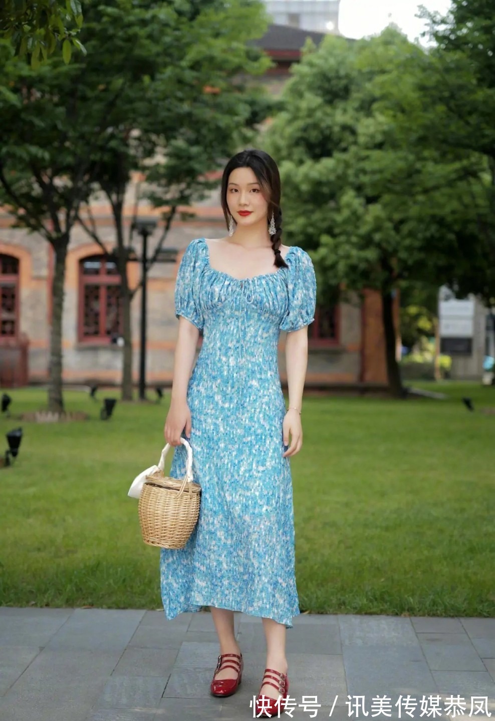 碎花连衣裙|选择好看的碎花连衣裙穿搭,摆脱乡土气息,化身都市丽人!
