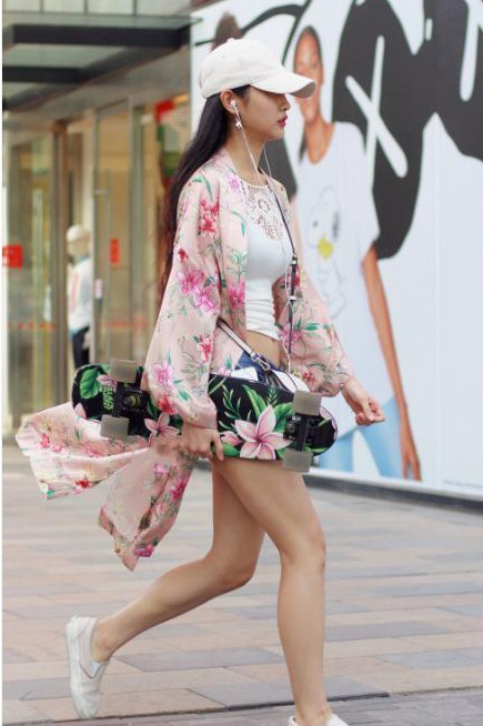 身姿|街拍紧致身材的小姐姐,身姿迷人凹凸,凹凸曲线很性感