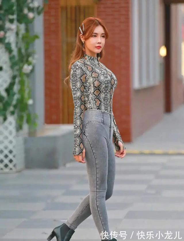 搭配 打底裤在视觉上很是新颖,富有活力感的女神装扮