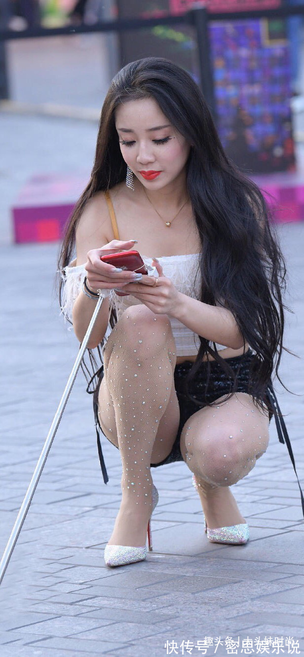 热裤 白色一字肩上衣搭配黑色热裤，时尚妩媚，完美秀出好身材