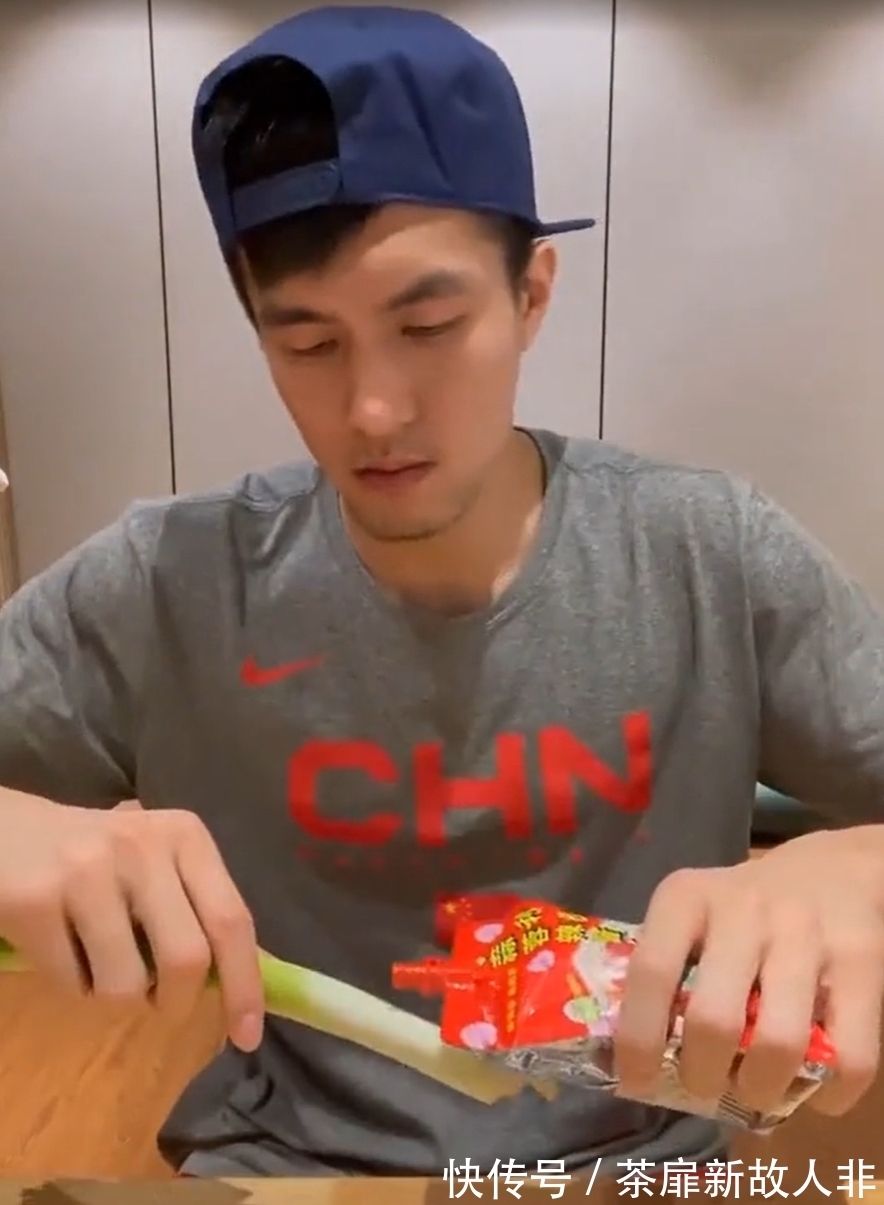 大葱蘸酱|重口味来了!郭艾伦晒出大葱蘸酱配小曲儿视频,边吃边嗨边摇摆