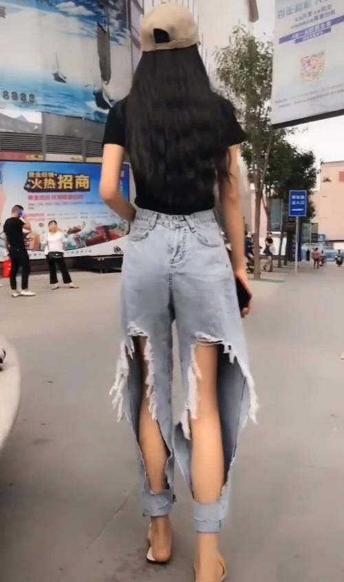 小姐姐|有一种牛仔裤穿法叫“前后调转”，效果出人意料，够潮才敢穿