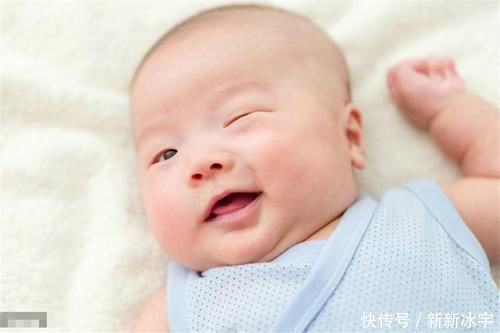 被子|宝宝睡觉若是有3个表现,说明大脑发育比同龄人快,长大双商高