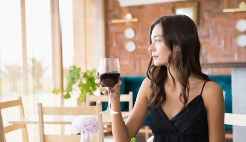 寿命长的女人，晚餐常有四个好习惯，若你四个都有，恭喜很健康