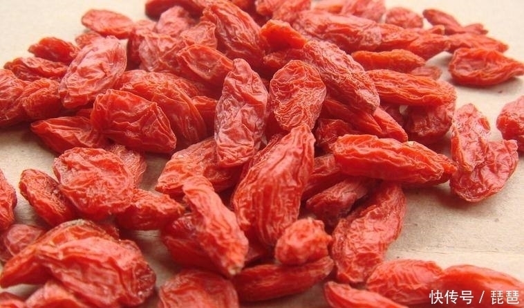 枸杞遇上它,大肚子没了,失眠好了!女人不想满脸皱纹,可以试试