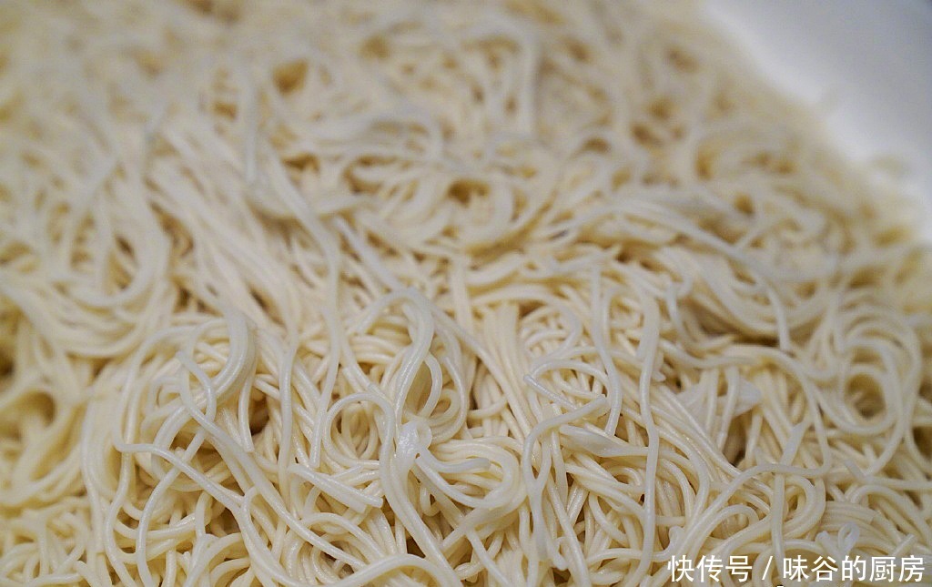 孙莉晒黄磊做的面食,光配料就20多盘,网友:吃出满汉全席的感觉