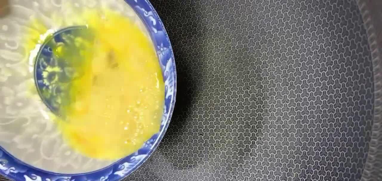 制作西红柿木耳炒鸡蛋时,加入一样配菜,鲜香味美孩子喜欢都喜欢