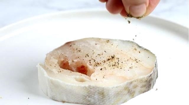 柠檬|高颜值的香煎鳕鱼做法，柠檬片铺底，营养丰富老少皆宜