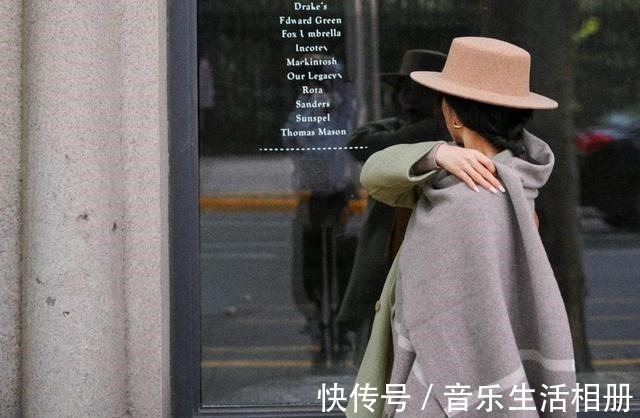 浅灰色 时尚博主的高级穿搭来了,淡绿色西装配浅灰色半身裙,简约又时尚!