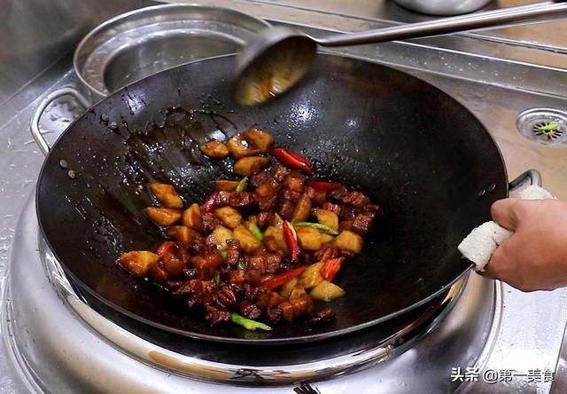 清香|五花肉别再红烧了,试试这道雪梨五花肉,肥而不腻,清香美味