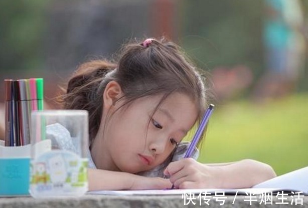 周来|一岁宝宝“抓周”,看到孩子抓的东西奶奶瞬间黑脸,宝妈:没眼看