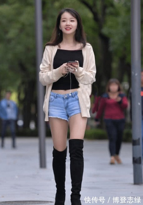 靴子|甜甜的小姐姐,牛仔短裤搭配长筒靴,尽显甜美气质