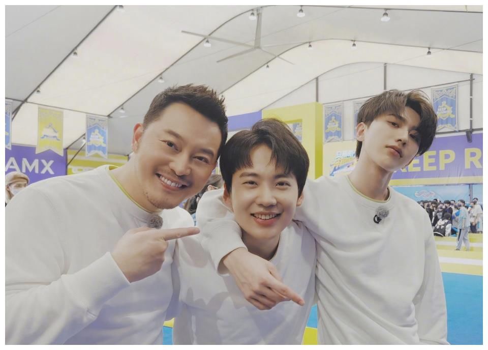 《奔跑吧》黔驴技穷，首期节目就抄袭，沙溢扮AI承包全部笑点