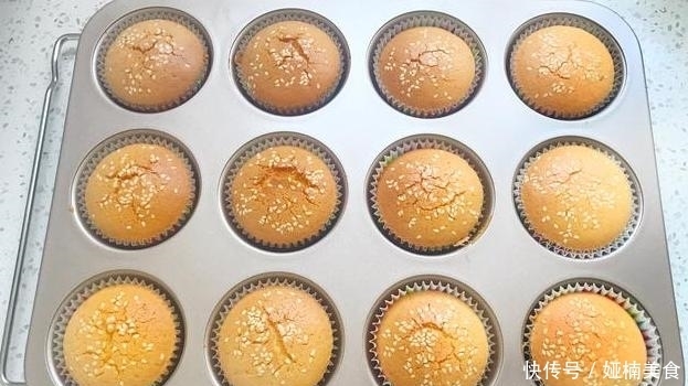 蓬松暄软老式蛋糕做法,不用水一锅出12个,几十年吃不腻