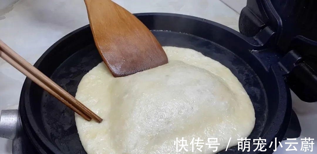 案板|3勺清水,1斤面粉,淋上鸡蛋液,教你做创意早餐饼,比葱油饼好吃