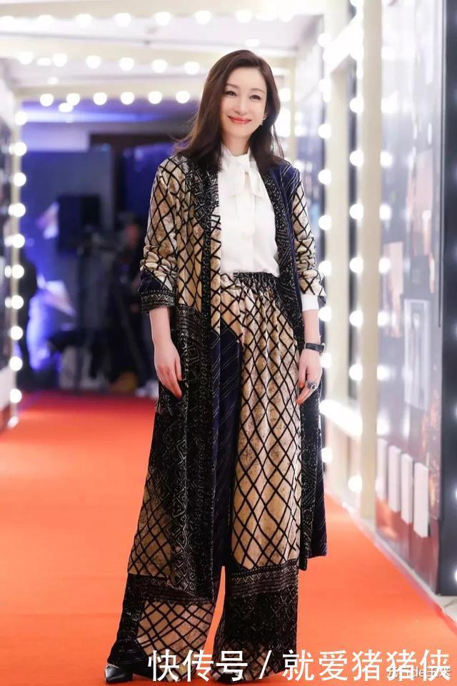 高级|这种“秋冬专用材质”高级又贵气,贵气的女人大多钟爱它