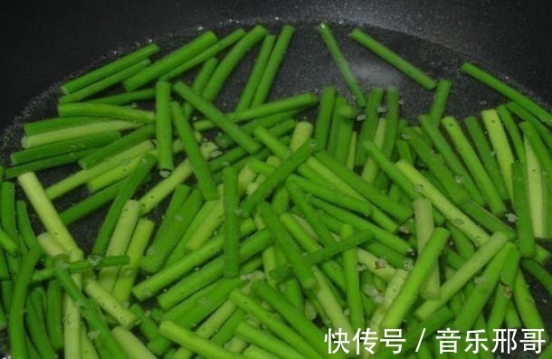 腊肉|吃肉不如多吃这个菜,5元一把,隔几天吃一次,还能给身体杀杀菌