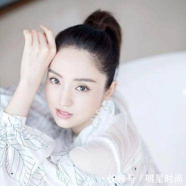 衬衫 身穿一件印花设计的白色衬衫搭配白色半身裙,温柔又时髦