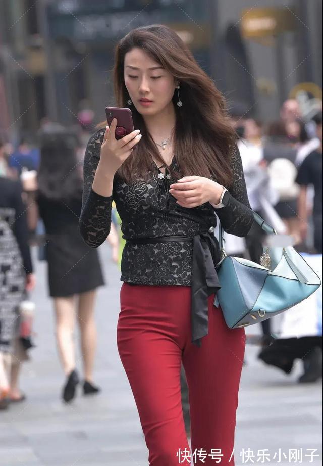 蕾丝 时尚黑色蕾丝长袖衫,配酒红色直筒裤,款式简约又穿着时尚大方