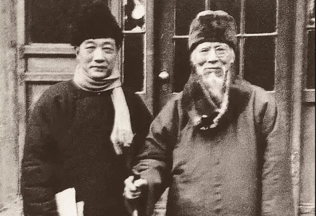 母马#公马和母马被牵到一起,结果直接干起仗来了,这画面不好意思看