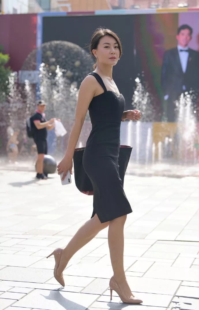 优雅|街拍时尚:高跟鞋搭配紧身裙,优雅时尚又秀身材