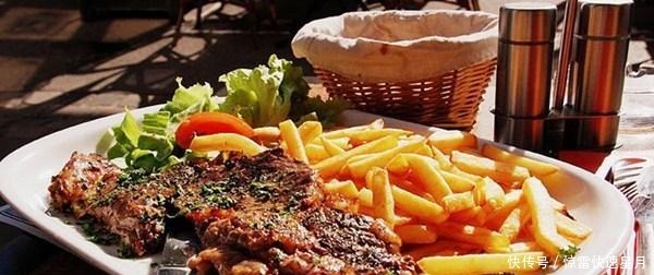 买牛排时,无论什么牌子,只要袋上有这3个字,都是合成牛排