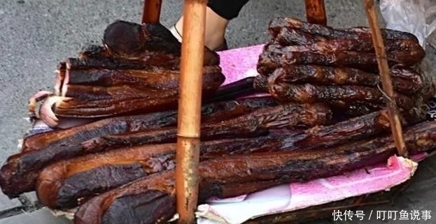 大娘挑扁担卖“它”,80元一根,以为是腊肠,看清后直接全包了