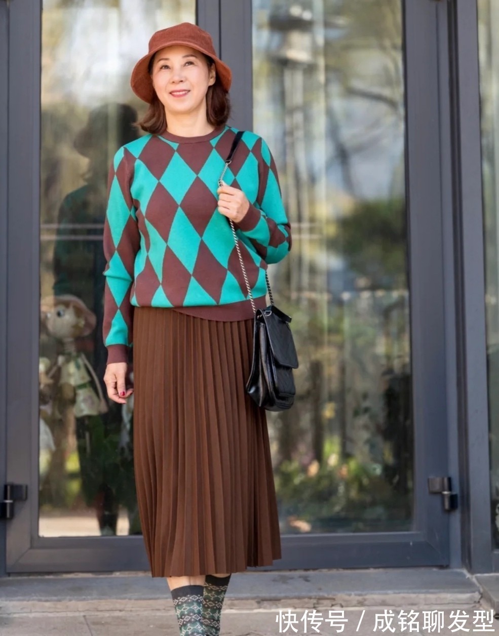 色系 六七十岁的老年人别总穿黑色!试试这四种单品,洋气时尚还显年轻