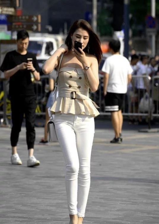 美女|街拍:灼灼其华的美女,一件卡其色上衣配白色打底裤,唯美好身姿