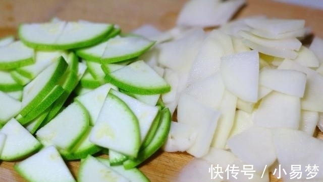 炒土豆丝|土豆别再炒土豆丝了，这种做法才是孩子最爱的，炒一盘都不够吃
