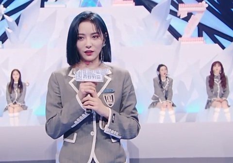 許佳琪獲得第3名時,其他人都將她圍了起來,誰注意虞書欣在干嘛