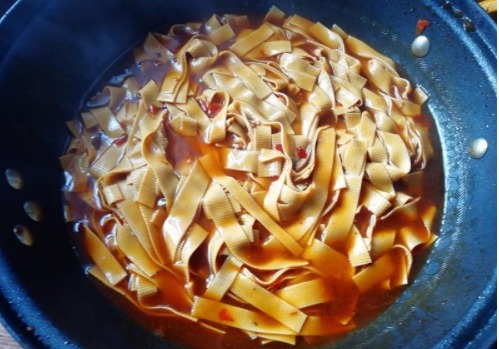 豆皮和白菜的完美搭配,虽然是素菜,吃起来比肉菜还香,百吃不腻