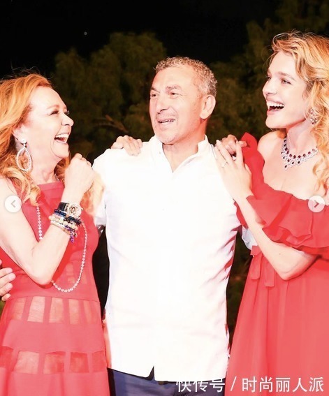 水果娜 LV太子妃才是扮嫩天花板!穿荷叶领红裙秀香肩,不像五个孩子的妈