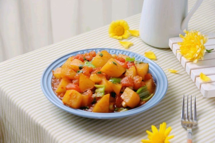 2个土豆加2个西红柿，简单一烧，比肉还好吃