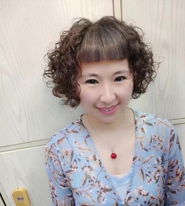 利落 女人过了40岁发型这样剪,时尚利落又洋气,显小10岁都不止