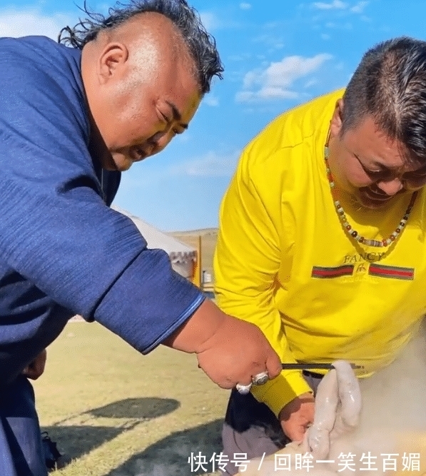 恩克請(qǐng)朋友吃肉，“反手打湯”被嘲不禮貌，網(wǎng)友：下次先磕頭？