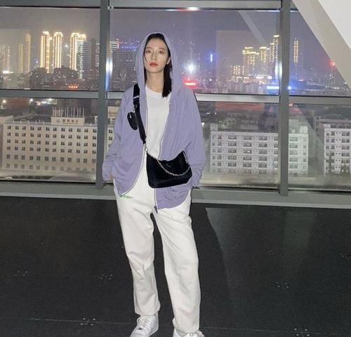 宋妍霏 卫衣搭配什么下装好看?舒适时髦又减龄,展现时尚魅力!