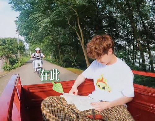 管理学|张艺兴录节目推荐管理书,看到张子枫表情,才知艺人和老板的区别