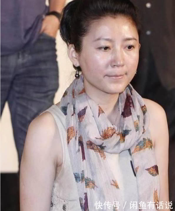 连衣裙|53岁王小丫素颜亮相,穿连衣裙配丝巾低调朴素,骨子里透着知性美