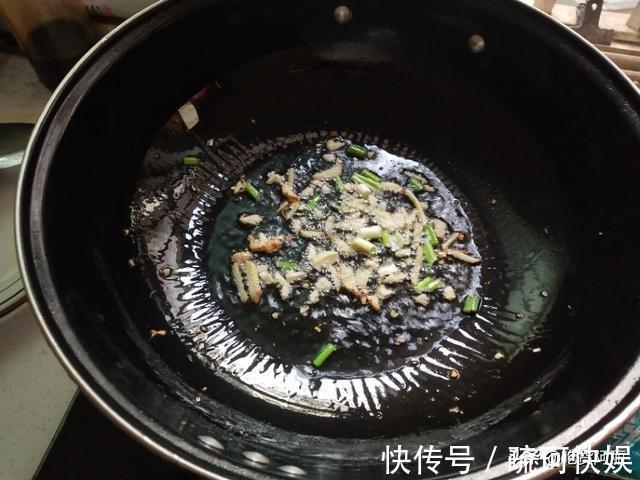 秋天|秋天这三样菜一起炒，比肉还香，超级下饭，才不到一块钱一斤！